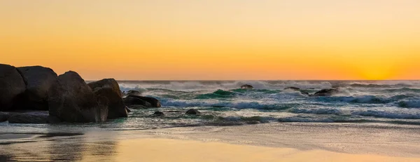 Ηλιοβασίλεμα Μια Αμμώδη Παραλία Φωτογραφηθεί Μια Δυτική Ακτή Θέα Στην — Φωτογραφία Αρχείου