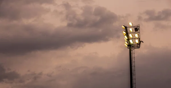 ไฟสนามก ฬาท สดใสในตอนเย เมฆในโจฮ นเนสเบ แอฟร กาใต — ภาพถ่ายสต็อก