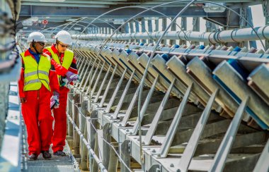 Rustenburg, Güney Afrika, 15 Ekim 2012, Platinum paladyum cevheri taşıma bandı madencilik güvenlik müfettişleri hasar kontrolü için kontrol ediliyor.