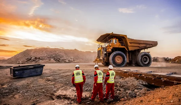 2012年10月15日 南非鲁斯腾堡 运送铂钯矿石供采矿安全检查员加工的大型垃圾车 前景展望 — 图库照片
