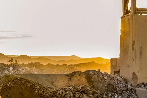 プラチナ採掘と加工 プラチナ鉱石岩では日没で植物を処理 — ストック写真