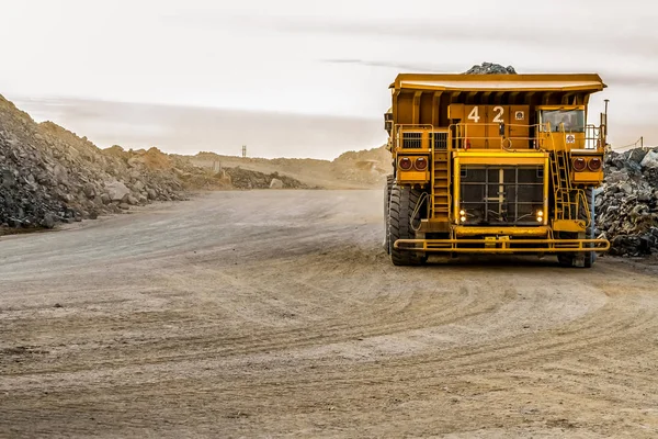 Camiones Volquete Que Transportan Mineral Platino Para Procesamiento — Foto de Stock