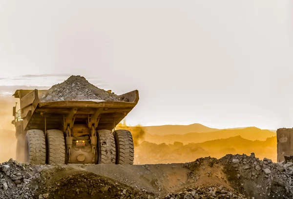 Platino Minería Procesamiento Camión Volquete Para Transporte Rocas — Foto de Stock