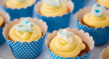 Gala yemeği ziyafet Event'de catering için ekranda küçük peri Cupcakes