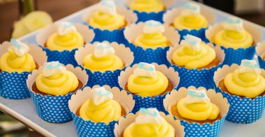 Gala yemeği ziyafet Event'de catering için ekranda küçük peri Cupcakes