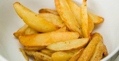 Bir kurumsal etkinlik gala yemeği ziyafette catering için taze pişmiş patates dilimleri büyük kase