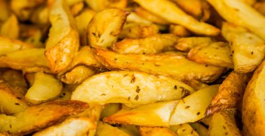 Bir kurumsal etkinlik gala yemeği ziyafette catering için taze pişmiş patates dilimleri büyük kase