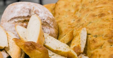 Büyük kase taze İtalyan ekmek bir kurumsal etkinlik gala yemeği ziyafette catering için