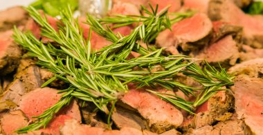 Taze kavrulmuş dilimler veya kurumsal etkinlik gala yemeği ziyafette catering için Başbakan sığır eti büyük kase