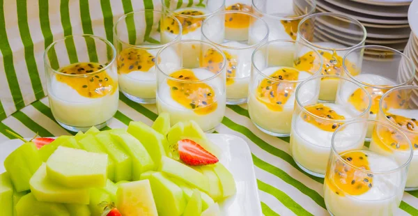 Ontbijt Van Yoghurt Fruit Salade Passion Fruit Yoghurt Helder Glas — Stockfoto
