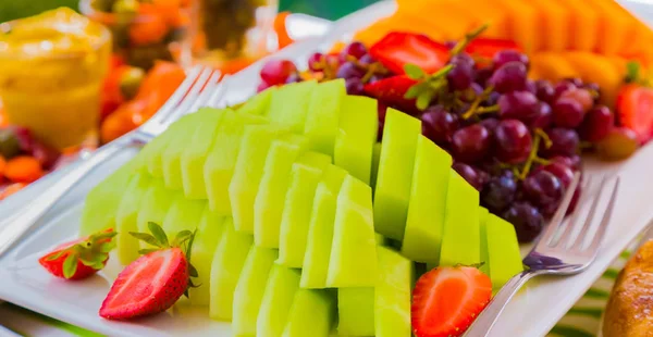 Fruitsalade Schotel Tentoongesteld Lentefeest Picknick Evenement — Stockfoto