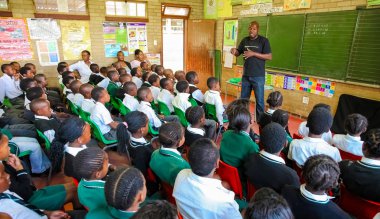 Soweto, Güney Afrika - 26 Ekim 2011: küçük Afrikalı çocuklar ve öğretmenler İlköğretim Okulu sınıf