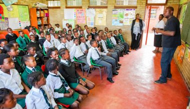 Soweto, Güney Afrika - 26 Ekim 2011: küçük Afrikalı çocuklar ve öğretmenler İlköğretim Okulu sınıf