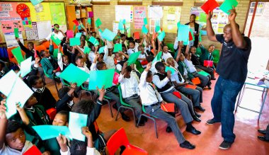 Soweto, Güney Afrika - 26 Ekim 2011: küçük Afrikalı çocuklar ve öğretmenler İlköğretim Okulu sınıf