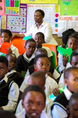 Soweto, Güney Afrika - 26 Ekim 2011: küçük Afrikalı çocuklar ve öğretmenler İlköğretim Okulu sınıf