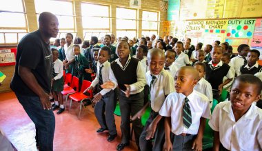 Soweto, Güney Afrika - 26 Ekim 2011: küçük Afrikalı çocuklar ve öğretmenler İlköğretim Okulu sınıf