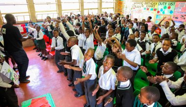 Soweto, Güney Afrika - 26 Ekim 2011: küçük Afrikalı çocuklar ve öğretmenler İlköğretim Okulu sınıf