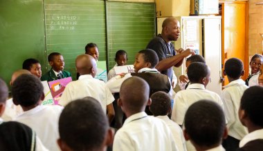 Afrikalı çocuklar ve Öğretmenler sınıfta