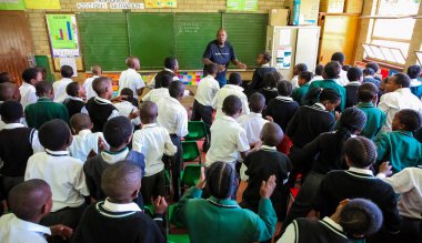 Afrikalı çocuklar ve Öğretmenler sınıfta