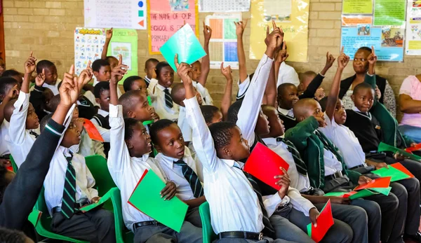 Soweto, Güney Afrika - 26 Ekim 2011: Afrikalı çocuk İlköğretim Okulu sınıf