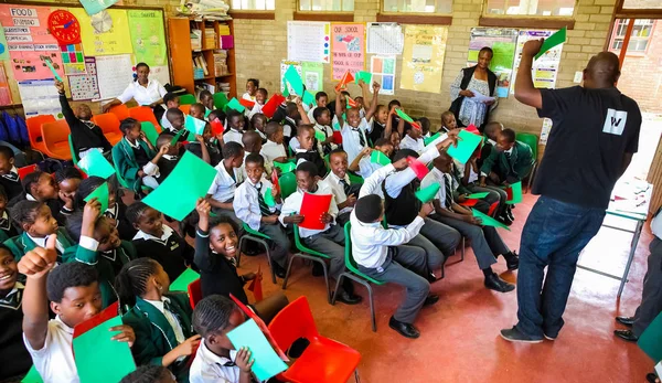 Soweto, Güney Afrika - 26 Ekim 2011: küçük Afrikalı çocuklar ve öğretmenler İlköğretim Okulu sınıf