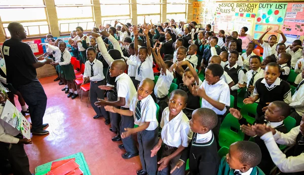 Soweto, Güney Afrika - 26 Ekim 2011: küçük Afrikalı çocuklar ve öğretmenler İlköğretim Okulu sınıf