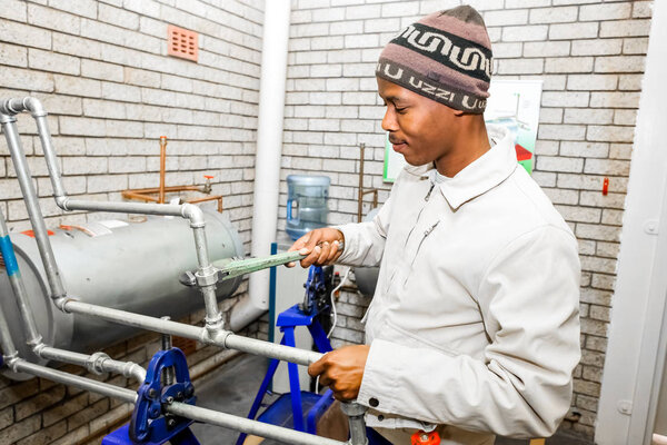 Йоханнесбург, ЮАР - 23 июля 2012 г.: Водопроводчик в Центре профессионального образования в Африке
