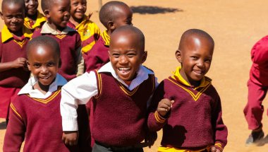 Polokwane, Güney Afrika - 28 Nisan 2009: Afrika ilkokul çocukları üzerinde onların öğle yemeği molası