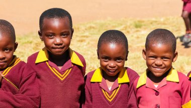 Polokwane, Güney Afrika - 28 Nisan 2009: Afrika ilkokul çocukları üzerinde onların öğle yemeği molası