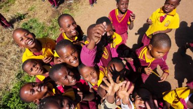 Polokwane, Güney Afrika - 28 Nisan 2009: Afrika ilkokul çocukları üzerinde onların öğle yemeği molası