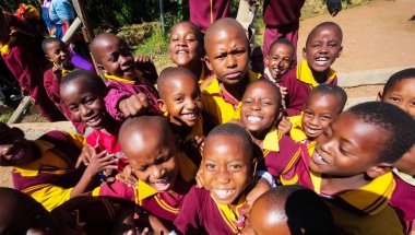 Polokwane, Güney Afrika - 28 Nisan 2009: Afrika ilkokul çocukları üzerinde onların öğle yemeği molası