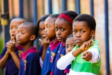 Pretoria, Güney Afrika - 26 Ağustos 2009: fiziksel egzersiz Pt ders yapıyor farklı Afrika ilkokul çocukları