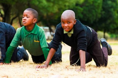 Johannesburg, Güney Afrika - 14 Ekim 2010: fiziksel egzersiz Pt ders yapıyor farklı Afrika ilkokul çocukları