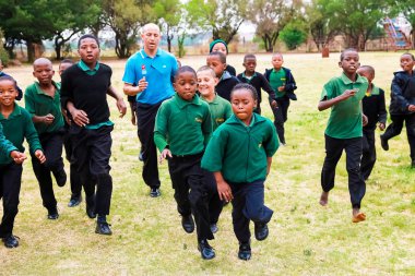 Johannesburg, Güney Afrika - 14 Ekim 2010: fiziksel egzersiz Pt ders yapıyor farklı Afrika ilkokul çocukları