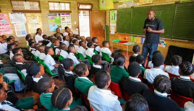 Soweto, Güney Afrika - 26 Ekim 2011: küçük Afrikalı çocuklar ve öğretmenler İlköğretim Okulu sınıf