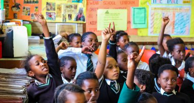 Soweto, Güney Afrika - 26 Ekim 2011: Afrikalı çocuk İlköğretim Okulu sınıf