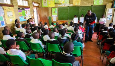 Soweto, Güney Afrika - 26 Ekim 2011: küçük Afrikalı çocuklar ve öğretmenler İlköğretim Okulu sınıf