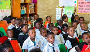 Soweto, Güney Afrika - 26 Ekim 2011: Afrikalı çocuk İlköğretim Okulu sınıf