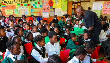 Soweto, Güney Afrika - 26 Ekim 2011: küçük Afrikalı çocuklar ve öğretmenler İlköğretim Okulu sınıf