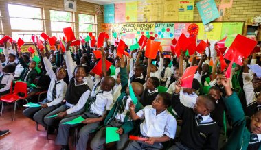 Soweto, Güney Afrika - 26 Ekim 2011: Afrikalı çocuk İlköğretim Okulu sınıf