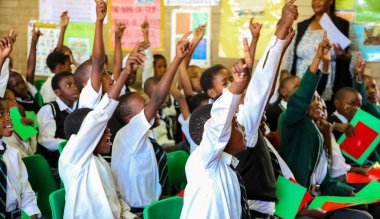 Soweto, Güney Afrika - 26 Ekim 2011: Afrikalı çocuk İlköğretim Okulu sınıf