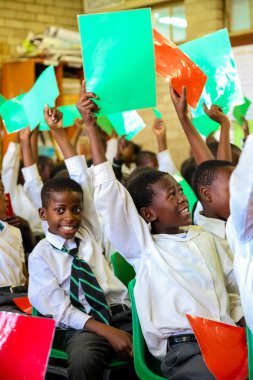 Soweto, Güney Afrika - 26 Ekim 2011: Afrikalı çocuk İlköğretim Okulu sınıf