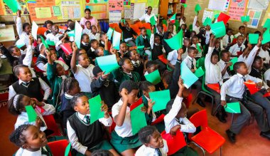 Soweto, Güney Afrika - 26 Ekim 2011: Afrikalı çocuk İlköğretim Okulu sınıf