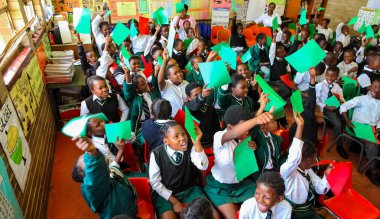 Soweto, Güney Afrika - 26 Ekim 2011: Afrikalı çocuk İlköğretim Okulu sınıf