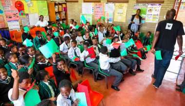 Soweto, Güney Afrika - 26 Ekim 2011: küçük Afrikalı çocuklar ve öğretmenler İlköğretim Okulu sınıf