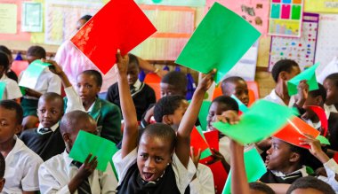 Soweto, Güney Afrika - 26 Ekim 2011: Afrikalı çocuk İlköğretim Okulu sınıf