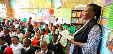 Soweto, Güney Afrika - 26 Ekim 2011: küçük Afrikalı çocuklar ve öğretmenler İlköğretim Okulu sınıf