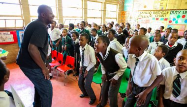 Soweto, Güney Afrika - 26 Ekim 2011: küçük Afrikalı çocuklar ve öğretmenler İlköğretim Okulu sınıf