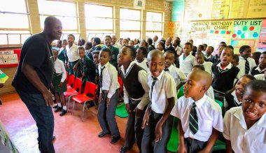 Soweto, Güney Afrika - 26 Ekim 2011: küçük Afrikalı çocuklar ve öğretmenler İlköğretim Okulu sınıf