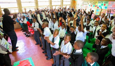 Soweto, Güney Afrika - 26 Ekim 2011: küçük Afrikalı çocuklar ve öğretmenler İlköğretim Okulu sınıf